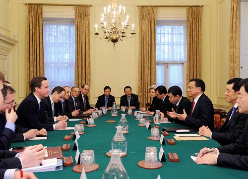 1月10日,正在英國(guó)進(jìn)行正式訪問的中國(guó)國(guó)務(wù)院副總理李克強(qiáng)在倫敦會(huì)見英國(guó)首相卡梅倫。新華社記者 饒愛民 攝