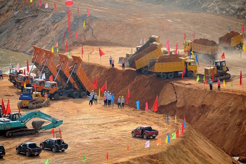 1月12日,在柬埔寨戈公省達(dá)岱水電站,施工車(chē)輛正在傾倒沙石進(jìn)行截流。新華社記者 雷柏松 攝