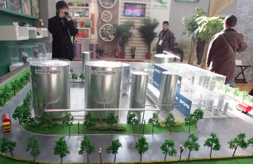 12月20日,觀眾在觀看生物柴油加工裝置模型。新華社發(fā)