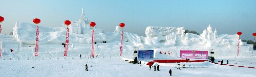 12月20日,哈爾濱太陽島第20屆國際雪雕藝術(shù)博覽會開幕。本屆雪博會與法國巴黎合作,以“風(fēng)情法蘭西·相約哈爾濱”為主題,總面積45萬平方米,總用雪量12萬立方米、用冰量1萬立方米,共分為“凱旋大道”、“塞納河畔的歲月”、“法蘭西風(fēng)情”等景區(qū)。 新華社記者 李勇 攝