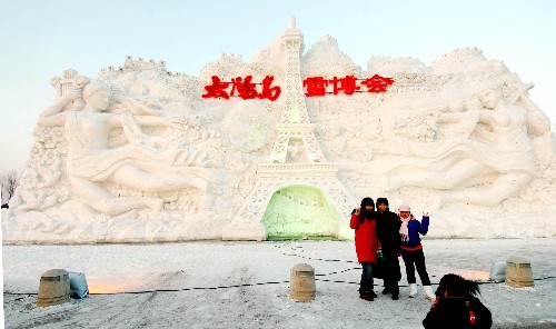 12月20日,游客在太陽島雪博會留影。新華社記者 李勇 攝