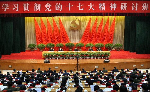 12月21日,新進(jìn)中央委員會(huì)的委員、候補(bǔ)委員學(xué)習(xí)貫徹黨的十七大精神研討班在中央黨校結(jié)業(yè)。中共中央政治局常委、中央書記處書記、中央黨校校長(zhǎng)習(xí)近平在結(jié)業(yè)式上發(fā)表重要講話。 新華社記者 龐興雷 攝