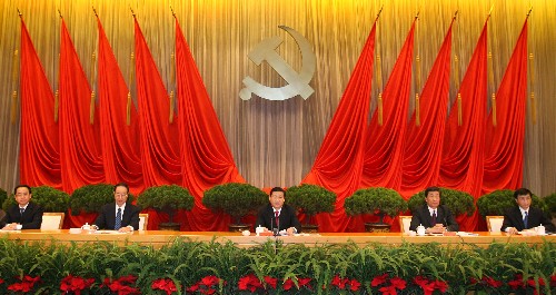 12月21日,新進(jìn)中央委員會(huì)的委員、候補(bǔ)委員學(xué)習(xí)貫徹黨的十七大精神研討班在中央黨校結(jié)業(yè)。中共中央政治局常委、中央書記處書記、中央黨校校長(zhǎng)習(xí)近平在結(jié)業(yè)式上發(fā)表重要講話。 新華社記者 龐興雷 攝