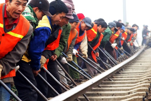 12月21日,中鐵四局八公司的鐵路工人正在合肥站鋪設(shè)鐵軌。 當(dāng)日,合肥站引入合寧線改造工程全部完工,標(biāo)志著合肥站正式并入合寧高速鐵路。 合寧高速鐵路自合肥樞紐引出,沿合寧高速公路,向東至江蘇省南京市,建筑長(zhǎng)度166公里。合寧高速鐵路設(shè)計(jì)時(shí)速為200公里,同時(shí)還預(yù)留了向上提速至250公里/小時(shí)的空間。 新華社記者 李健 攝