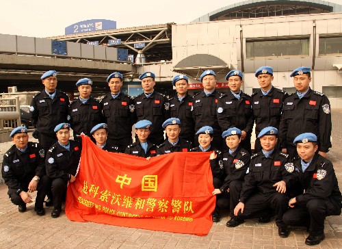3月11日,中國18名維和警察在離開北京前合影留念。當日,應(yīng)聯(lián)合國請求,中國派往聯(lián)合國科索沃任務(wù)區(qū)執(zhí)行輪換任務(wù)的第五批18名維和警察從北京首都國際機場出發(fā)赴任務(wù)區(qū)。 新華社記者 高學余 攝