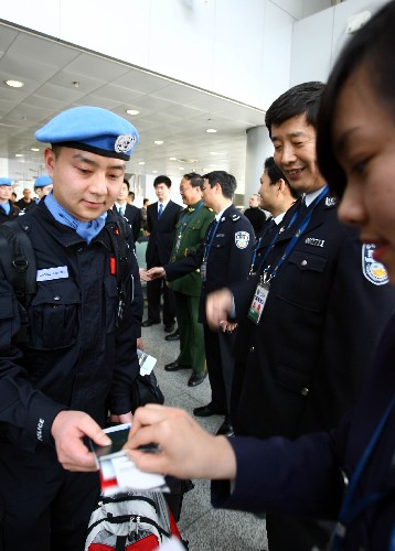 3月11日,維和警察在北京首都國際機場驗證登機牌登機。新華社記者 高學余 攝