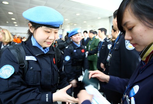 3月11日,一名女警察在驗證登機牌登機。中國派往科索沃的維和警察中有3名女警察。新華社記者 高學余 攝