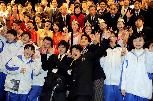 3月11日,日本青少年友好使者代表團(tuán)成員在成都市第七中學(xué)觀看文藝表演后,與中國師生合影留念。當(dāng)日,日本青少年友好使者代表團(tuán)的一百多名成員來到成都市第七中學(xué)參觀訪問,并與成都七中的學(xué)生進(jìn)行交流。應(yīng)中國政府邀請,日本青少年友好使者代表團(tuán)一行千人3月10日陸續(xù)抵達(dá)中國,分別對上海、重慶、廣州、成都、杭州、大連等地進(jìn)行訪問,并出席中日雙方于15日在北京共同舉辦的“中日青少年友好交流年”開幕式活動。 新華社記者 陳凱 攝