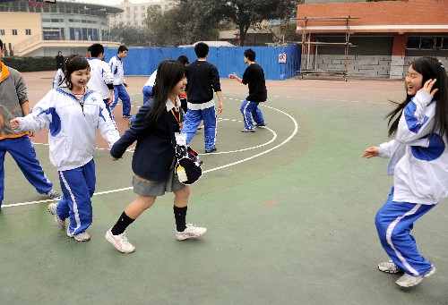 3月11日,日本青少年友好使者代表團(tuán)成員在成都市第七中學(xué)參觀時,與中國學(xué)生在校園內(nèi)進(jìn)行體育活動。新華社記者 陳凱 攝
