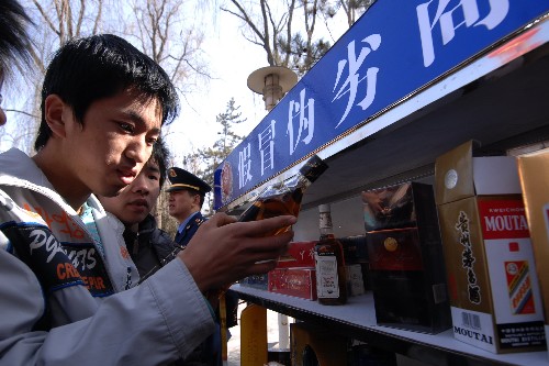 3月12日,青海民族大學(xué)學(xué)生正在假冒偽劣商品展臺(tái)前學(xué)習(xí)辨別假貨。當(dāng)日,青海省工商部門舉辦的“3·15維權(quán)進(jìn)校園咨詢活動(dòng)”在青海民族大學(xué)拉開帷幕。活動(dòng)通過(guò)舉辦食品安全常識(shí)講座、聘請(qǐng)消費(fèi)維權(quán)義務(wù)監(jiān)督員等內(nèi)容,在大學(xué)校園中營(yíng)造“消費(fèi)維權(quán),人人有責(zé)”的氛圍。 新華社記者 楊壽德 攝