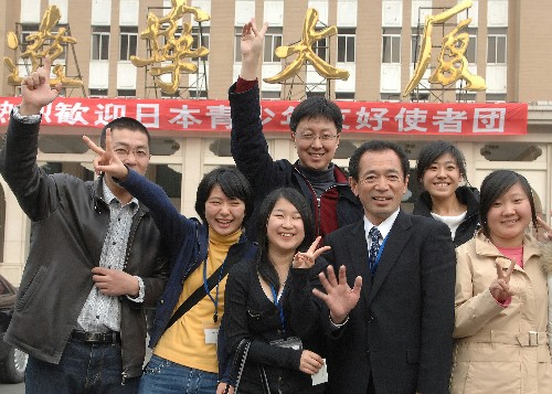 3月12日,沈陽市民代表王天罡(右四)與日本青少年友好使者團(tuán)的成員在沈陽遼寧大廈前合影。當(dāng)日,日本青少年友好使者代表團(tuán)第五分團(tuán)一行170余人從大連抵達(dá)沈陽,繼續(xù)他們?cè)谥袊?guó)的訪問行程。沈陽活動(dòng)結(jié)束后,他們將前往北京,出席中日雙方于15日在北京共同舉辦的“中日青少年友好交流年”開幕式活動(dòng)。新華社記者 謝環(huán)馳 攝