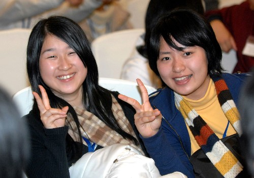 3月12日,日本青少年友好使者團(tuán)的兩位成員在沈陽遼寧大廈活動(dòng)現(xiàn)場(chǎng)。新華社記者 謝環(huán)馳 攝