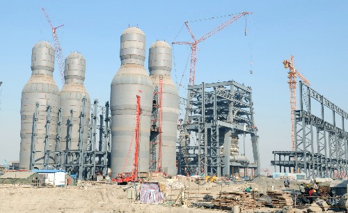 新首鋼建成后勞動生產(chǎn)率將進入世界一流行列 這是建設(shè)中的首鋼京唐鋼鐵廠(3月13日攝)。落戶河北省曹妃甸工業(yè)區(qū)的首鋼新廠――首鋼京唐鋼鐵廠日前正在加快工程建設(shè)。新首鋼項目建設(shè)一切都建立在全新的起點上,共采用220項國內(nèi)外先進技術(shù),其產(chǎn)品主要是汽車、造船、家電等行業(yè)需要的高端精品鋼材,并基本實現(xiàn)廢水、固體廢棄物的“零排放”, 同時勞動生產(chǎn)率將進入世界一流行列。據(jù)介紹,新首鋼一期工程設(shè)計年產(chǎn)鋼970萬噸。計劃于2008年10月開始投產(chǎn),并形成年產(chǎn)鋼485萬噸的生產(chǎn)能力,到2010年底一期工程完工。 新華社記者楊世堯攝