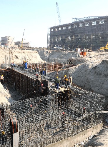 3月13日,工人在首鋼京唐鋼鐵廠工地施工。新華社記者 楊世堯 攝