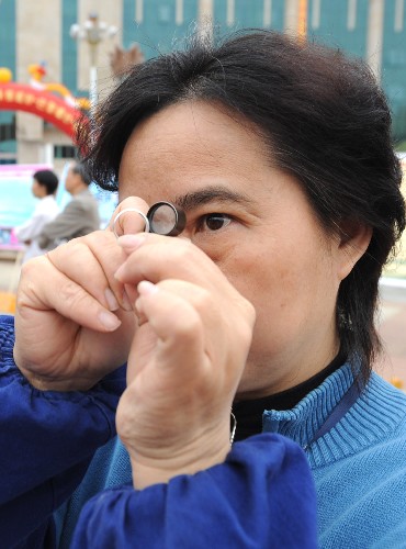 3月14日,一位質(zhì)檢工作人員在檢測(cè)戒指成分。新華社記者 劉廣銘 攝