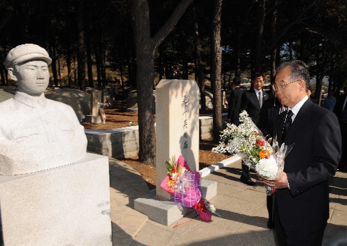 2009年10月5日 溫家寶在朝鮮憑吊中國(guó)人民志愿軍烈士 10月5日,溫家寶來(lái)到毛岸英烈士墓前獻(xiàn)上花束。他對(duì)著毛岸英的塑像說(shuō):“岸英同志,我代表祖國(guó)人民來(lái)看望你。祖國(guó)現(xiàn)在強(qiáng)大了,人民幸福了。你安息吧。” 當(dāng)日,正在朝鮮進(jìn)行正式友好訪問(wèn)的中共中央政治局常委、國(guó)務(wù)院總理溫家寶與代表團(tuán)全體成員、中國(guó)駐朝使館工作人員、在朝中資機(jī)構(gòu)、華僑、留學(xué)生代表以及中國(guó)青年代表團(tuán)和藝術(shù)團(tuán)成員等300余人,專程前往檜倉(cāng)中國(guó)人民志愿軍烈士陵園憑吊。 新華社記者 黃敬文 攝