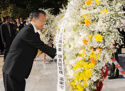 10月5日,溫家寶敬獻(xiàn)了寫(xiě)著“中國(guó)志愿軍烈士永垂不朽”的花圈。新華社記者 黃敬文 攝