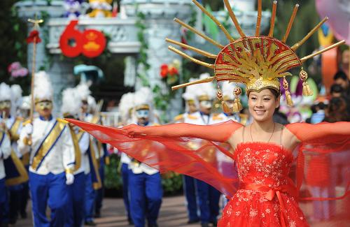 10月6日,身著節(jié)日盛裝的演員引導巡游花車行進。國慶長假期間,北京石景山游樂園舉行的“慶祝新中國成立60周年國慶游園會”吸引了眾多游客前來度假、游玩。在這里,游客既能觀賞到精彩的花車巡游表演,還能體驗各種游藝項目帶來的驚險與刺激。新華社記者 李俊東攝