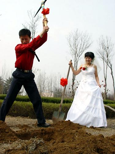 2006年4月7日,山東日照市新郎陳清華和新娘安劍秋在準(zhǔn)備他們的“植樹婚禮”。日照市園林部門在市區(qū)專門開辟了面積千余平方米的“植樹婚禮”區(qū)域,由新人在婚禮當(dāng)天共同栽下樹苗,讓這棵樹見證他們的婚姻。新華社發(fā)