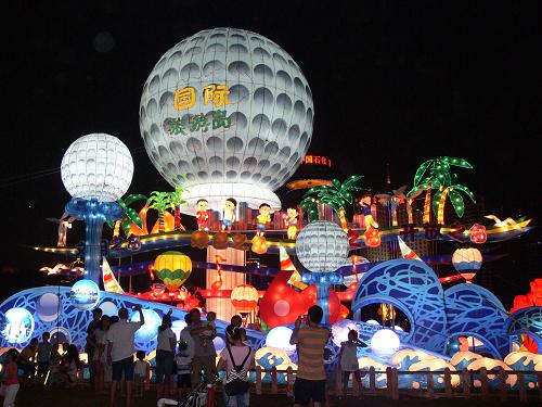 10月5日,游客在“國際旅游島”燈組前拍照留念。為慶祝新中國成立60周年,??谑腥f綠園在黃金周期間舉辦大型燈展,吸引了眾多市民和游客。新華社發(fā)(邢利民 攝)