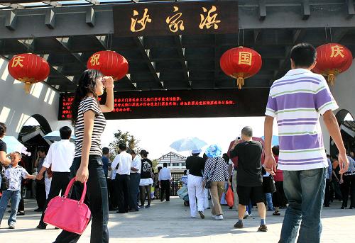 10月6日,沙家浜風(fēng)景區(qū)游人如織。國(guó)慶長(zhǎng)假期間,愛(ài)國(guó)主義教育基地沙家浜鎮(zhèn)的紅色旅游持續(xù)升溫。沙家浜位于江蘇常熟市的陽(yáng)澄湖畔,抗戰(zhàn)時(shí)期曾是中國(guó)共產(chǎn)黨領(lǐng)導(dǎo)下的敵后抗日根據(jù)地。沙家浜境內(nèi)河流縱橫,蘆葦蔥郁。近年來(lái),沙家浜利用江南水鄉(xiāng)風(fēng)光的獨(dú)特優(yōu)勢(shì),大力發(fā)展紅色旅游,受到游人歡迎。新華社記者陳飛攝