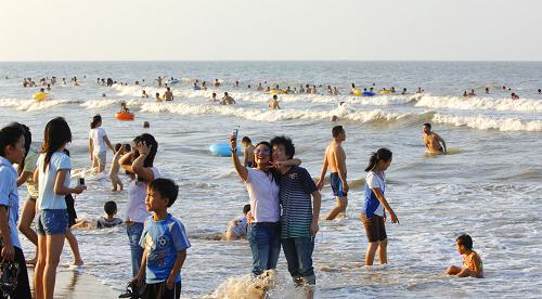 10月6日,游客在??谑屑偃蘸┯瓮妗:D鲜〖偃辙k統(tǒng)計(jì)顯示,國(guó)慶黃金周假期過(guò)半,來(lái)海南的游客仍在持續(xù)增加。澄清透明的大海、平坦柔軟的沙灘、樹(shù)影婆娑的椰林,綿延1580多公里的海岸線構(gòu)成了海南獨(dú)具魅力的自然風(fēng)景,讓游客流連忘返。新華社記者 趙穎全攝