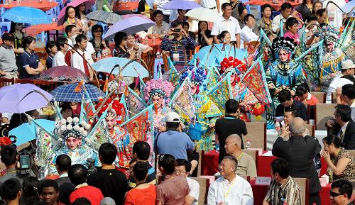 10月6日,海內(nèi)外游客在華西村廣場觀看華西村農(nóng)民藝術團的表演。當日,江蘇省江陰市華西村“華西國際旅游節(jié)”拉開帷幕。近年來,華西村旅游業(yè)發(fā)展迅速,年接待游客超過200萬人次,旅游業(yè)收入超過1.5億元。新華社記者 孫參攝
