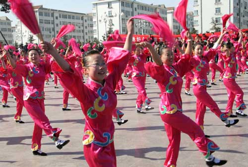 3月6日,參賽選手在威海舉行的女子秧歌大賽上展英姿。 當(dāng)日,山東威海市經(jīng)濟(jì)技術(shù)開發(fā)區(qū)舉辦女子秧歌大賽,來自轄區(qū)5支代表隊(duì)的500多名婦女參賽,迎接“三八”國(guó)際勞動(dòng)?jì)D女節(jié)的到來。
