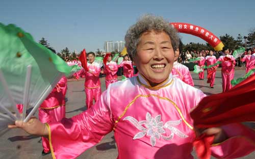 3月6日,參賽選手在威海舉行的女子秧歌大賽上展英姿。 當(dāng)日,山東威海市經(jīng)濟(jì)技術(shù)開發(fā)區(qū)舉辦女子秧歌大賽,來自轄區(qū)5支代表隊(duì)的500多名婦女參賽,迎接“三八”國(guó)際勞動(dòng)?jì)D女節(jié)的到來。