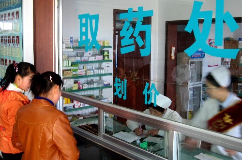 兩名婦女在長安中心衛(wèi)生院取藥處取藥(11月23日攝)。 甘肅省張掖市甘州區(qū)長安中心衛(wèi)生院自2006年實施新型農村合作醫(yī)療制度以來,用先進的理念、優(yōu)良的服務、低廉的價格,減輕農民群眾的就醫(yī)負擔,真正讓利于患者。該衛(wèi)生院2007年1至10月住院人數750多人,其中參合農民650多人,住院次均費用879.4元,報銷比例為46.61%,人均補貼409.9元,切實幫助農民解決看病貴、看病難的問題。 新華社記者 呂淑梅 攝