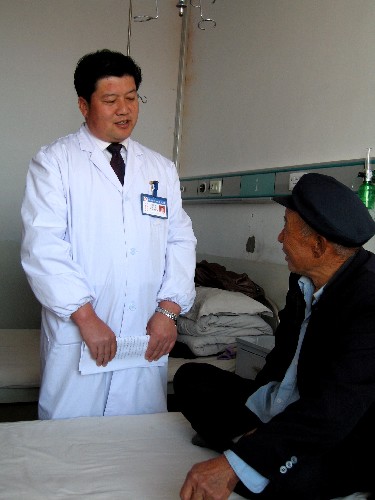 長安中心衛(wèi)生院院長在向住院患者詢問病情(11月23日攝)。 甘肅省張掖市甘州區(qū)長安中心衛(wèi)生院自2006年實施新型農村合作醫(yī)療制度以來,用先進的理念、優(yōu)良的服務、低廉的價格,減輕農民群眾的就醫(yī)負擔,真正讓利于患者。該衛(wèi)生院2007年1至10月住院人數750多人,其中參合農民650多人,住院次均費用879.4元,報銷比例為46.61%,人均補貼409.9元,切實幫助農民解決看病貴、看病難的問題。 新華社記者 呂淑梅 攝