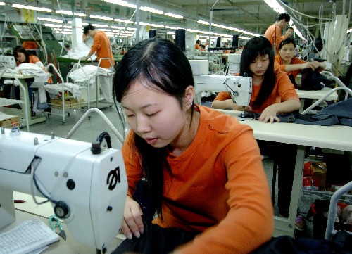 中國名牌產(chǎn)品企業(yè)、中國馳名商標(biāo)企業(yè)――福建柒牌集團有限公司工人在生產(chǎn)服裝(11月29日攝)。近年來,福建晉江市全面實施“質(zhì)量立市、品牌立市”戰(zhàn)略,積極引導(dǎo)企業(yè)貫標(biāo)認(rèn)證、爭創(chuàng)名牌,對技術(shù)創(chuàng)新及名牌培育成效顯著的企業(yè)進(jìn)行扶持和重獎,有效地推進(jìn)了自主技術(shù)、自有品牌的創(chuàng)新和發(fā)展。目前,晉江市擁有中國馳名商標(biāo)79個,中國名牌產(chǎn)品24項,品牌數(shù)量在全國縣(市)級單位中遙遙領(lǐng)先 。實現(xiàn)了從“村村點火、處處冒煙”的“草根經(jīng)濟”向規(guī)模經(jīng)營、自主創(chuàng)新、品牌塑造轉(zhuǎn)變。新華社記者張國俊攝