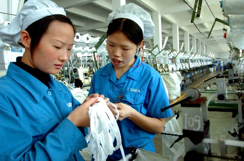 中國馳名商標(biāo)企業(yè)――福建潯興拉鏈科技股份有限公司工人在工作(11月29日攝)。近年來,福建晉江市全面實施“質(zhì)量立市、品牌立市”戰(zhàn)略,積極引導(dǎo)企業(yè)貫標(biāo)認(rèn)證、爭創(chuàng)名牌,對技術(shù)創(chuàng)新及名牌培育成效顯著的企業(yè)進(jìn)行扶持和重獎,有效地推進(jìn)了自主技術(shù)、自有品牌的創(chuàng)新和發(fā)展。目前,晉江市擁有中國馳名商標(biāo)79個,中國名牌產(chǎn)品24項,品牌數(shù)量在全國縣(市)級單位中遙遙領(lǐng)先 。實現(xiàn)了從“村村點火、處處冒煙”的“草根經(jīng)濟”向規(guī)模經(jīng)營、自主創(chuàng)新、品牌塑造轉(zhuǎn)變。 新華社記者張國俊攝
