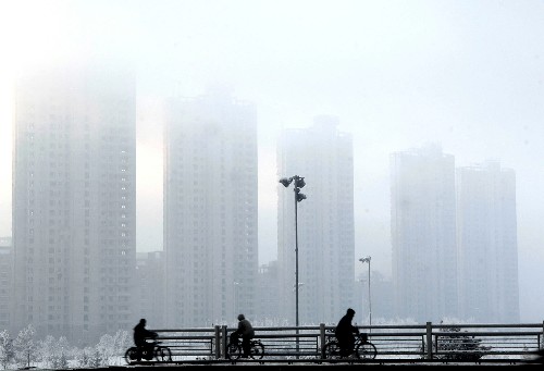 12月12日,市民在大霧中騎車前行。 遼寧從12月11日晚間開始遭遇一場濃霧侵襲,沈陽中心氣象臺相繼對沈陽、鐵嶺、營口等地區(qū)發(fā)布了三個大霧黃色預警。大霧致使境內多條高速公路封閉,在一些霧情嚴重的路段,能見度不到50米。 新華社記者 謝環(huán)馳攝