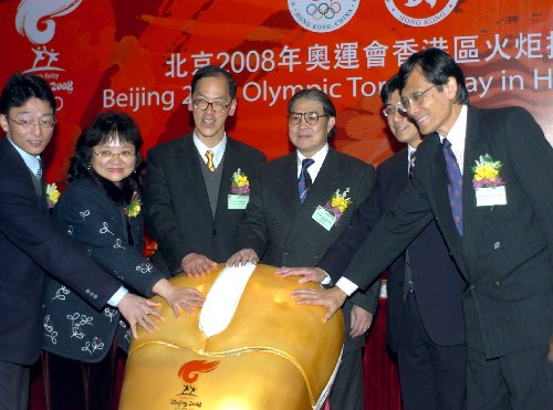 1月30日,中國(guó)香港特別行政區(qū)政府民政事務(wù)局局長(zhǎng)曾德成(左三)、中國(guó)香港體育協(xié)會(huì)暨奧林匹克委員會(huì)會(huì)長(zhǎng)霍震霆(右三)與嘉賓在啟動(dòng)儀式上。新華社記者盧炳輝攝