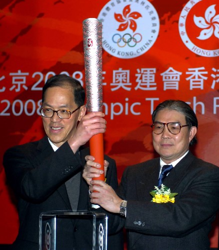 1月30日,中國(guó)香港特別行政區(qū)政府民政事務(wù)局局長(zhǎng)曾德成(左)與中國(guó)香港體育協(xié)會(huì)暨奧林匹克委員會(huì)會(huì)長(zhǎng)霍震霆在新聞發(fā)布會(huì)上手持奧運(yùn)火炬。當(dāng)日,中國(guó)香港體育協(xié)會(huì)暨奧林匹克委員會(huì)在中國(guó)香港奧運(yùn)大樓舉行新聞發(fā)布會(huì),公布“北京2008年奧運(yùn)會(huì)香港區(qū)火炬接力”的路線和以此為主題的巡回展覽詳情,展覽將會(huì)在香港18區(qū)巡回展出。中國(guó)香港區(qū)火炬接力傳遞將于5月2日舉行。 新華社記者盧炳輝攝
