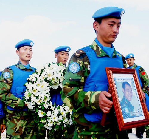 4月4日,在黎巴嫩南部邊境小鎮(zhèn)希亞姆,參加聯(lián)合國(guó)維和行動(dòng)的中國(guó)第三批赴黎維和部隊(duì)官兵舉行“緬懷烈士,維護(hù)和平”的清明祭奠儀式,紀(jì)念在黎以沖突中犧牲的杜照宇等4名聯(lián)合國(guó)軍事觀察員。2006年7月25日,以色列空軍對(duì)黎巴嫩的希亞姆鎮(zhèn)實(shí)施空襲,正在執(zhí)行維和任務(wù)的杜照宇和其他3名聯(lián)合國(guó)軍事觀察員不幸遇難。 新華社發(fā)(唐后云攝)