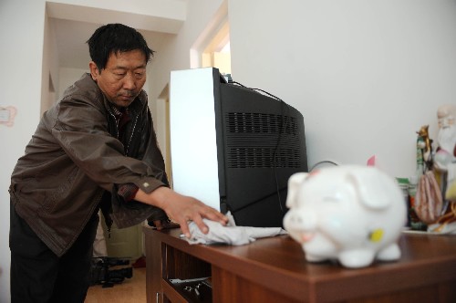 天津市民穆金才在新入住的北翔家園廉租住房中打掃衛(wèi)生(3月19日攝)。新華社記者王曄彪攝