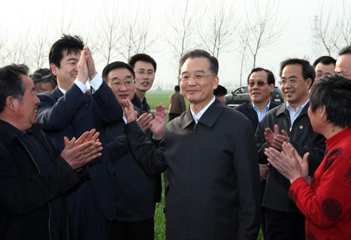 4月5日至6日,中共中央政治局常委、國務(wù)院總理溫家寶在河北考察農(nóng)業(yè)和春耕生產(chǎn)。這是4月5日,溫家寶在邢臺市任縣大屯村麥田考察時,與農(nóng)民和鄉(xiāng)村干部親切交談。 新華社記者劉衛(wèi)兵攝