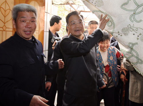 4月5日至6日,中共中央政治局常委、國務(wù)院總理溫家寶在河北考察農(nóng)業(yè)和春耕生產(chǎn)。這是4月6日,溫家寶來到邯鄲市永年縣田寨村看望農(nóng)戶。 新華社記者劉衛(wèi)兵攝