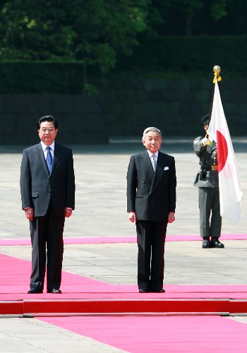 5月7日,日本明仁天皇舉行儀式歡迎中國(guó)國(guó)家主席胡錦濤訪問(wèn)日本。這是胡錦濤和明仁天皇在歡迎儀式上。 新華社記者 任正來(lái) 攝