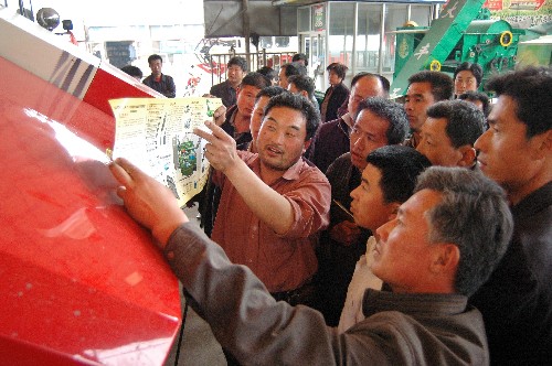 農(nóng)機(jī)服務(wù) 備戰(zhàn)麥?zhǔn)?5月8日,農(nóng)機(jī)技術(shù)人員對聯(lián)合收割機(jī)駕駛員進(jìn)行培訓(xùn)。 近日,山東省聊城市東昌府區(qū)農(nóng)機(jī)部門組織農(nóng)機(jī)服務(wù)小分隊(duì)深入鄉(xiāng)鎮(zhèn),提供農(nóng)機(jī)檢修服務(wù),培訓(xùn)聯(lián)合收割機(jī)駕駛員,送發(fā)聯(lián)合收割機(jī)跨區(qū)作業(yè)證,備戰(zhàn)麥?zhǔn)铡?新華社發(fā)(張振祥 攝)