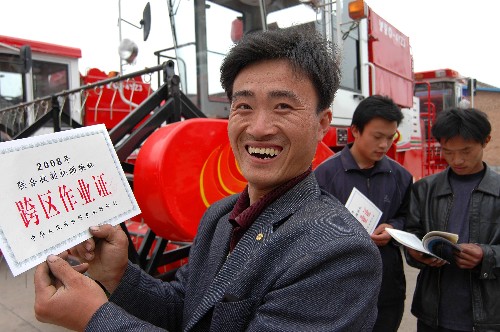 5月8日,山東省聊城市東昌府區(qū)侯營鎮(zhèn)鄧莊村的一名農(nóng)機(jī)手在家門口領(lǐng)到了“跨區(qū)作業(yè)證”。 近日,山東省聊城市東昌府區(qū)農(nóng)機(jī)部門組織農(nóng)機(jī)服務(wù)小分隊(duì)深入鄉(xiāng)鎮(zhèn),提供農(nóng)機(jī)檢修服務(wù),培訓(xùn)聯(lián)合收割機(jī)駕駛員,送發(fā)聯(lián)合收割機(jī)跨區(qū)作業(yè)證,備戰(zhàn)麥?zhǔn)铡?新華社發(fā)(張振祥 攝)