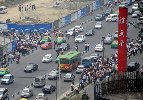 5月12日,成都震感強(qiáng)烈,成都市民在街上躲避。 據(jù)國(guó)家地震臺(tái)網(wǎng)測(cè)定,北京時(shí)間5月12日14時(shí)28分,在四川汶川縣發(fā)生7.6級(jí)地震。 新華社記者陳燮攝