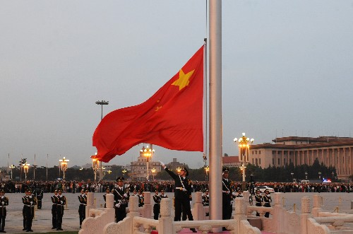 5月19日4時(shí)58分,北京天安門(mén)廣場(chǎng)在正常的升旗儀式后下半旗,以表達(dá)全國(guó)各族人民對(duì)四川汶川大地震遇難同胞的深切哀悼。這是武警戰(zhàn)士升起國(guó)旗。 新華社記者 唐召明 攝