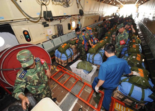 5月17日,空投物資在運(yùn)輸機(jī)上裝載完畢。當(dāng)日,空軍伊爾-76大型運(yùn)輸機(jī)在四川省北川縣片口鄉(xiāng)、壩底鄉(xiāng)等重災(zāi)區(qū)實(shí)施空投。由于當(dāng)?shù)厣礁?,運(yùn)輸機(jī)必須在5500米以上的高空飛行。空降兵某部使用自行研制的便攜式氧氣裝置,解決空投員高空缺氧問(wèn)題,順利完成5500米高空的救災(zāi)物資空投任務(wù)。 新華社發(fā)(沈玲 攝)
