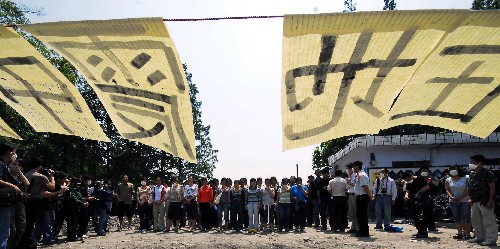 5月19日,聚源中學(xué)部分幸存師生集體悼念遇難者。 5月19日是全國(guó)哀悼日第一天,都江堰市聚源中學(xué)舉行哀悼?jī)x式,向地震中遇難的師生表示哀悼。 新華社發(fā)