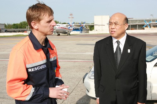 5月20日,在烏克蘭首都基輔的鮑里斯波爾國際機(jī)場,中國駐烏克蘭大使周力(右)到機(jī)場為即將運(yùn)往中國四川地震災(zāi)區(qū)的救援物資送行。當(dāng)天,烏克蘭向中國四川地震災(zāi)區(qū)運(yùn)送首批價(jià)值100多萬美元的緊急救援物資。 新華社記者宋宗利攝