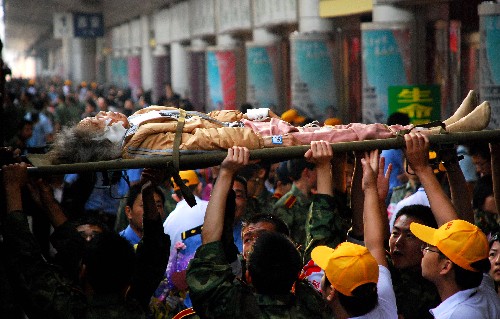 5月21日,在西安火車站,第四軍醫(yī)大學的醫(yī)護人員和青年志愿者一起運送重傷員。 當日6時58分,載著來自四川重災區(qū)248名傷員的專列??吭谖靼不疖囌?,這批傷員被迅速轉運到第四軍醫(yī)大學所屬的西京醫(yī)院和唐都醫(yī)院。這是四川汶川大地震后被送往陜西省進行救治的首批重傷員。 新華社發(fā)(祁小軍 攝)