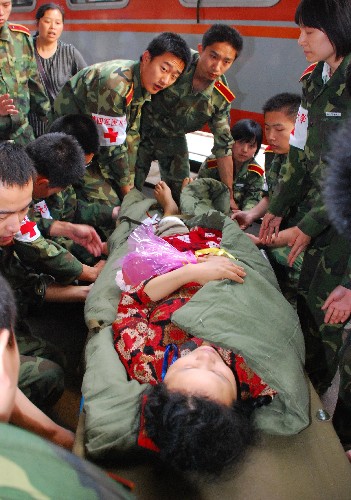 5月21日,在西安火車站,第四軍醫(yī)大學的醫(yī)護人員運送重傷員。 當日6時58分,載著來自四川重災區(qū)248名傷員的專列停靠在西安火車站,這批傷員被迅速轉運到第四軍醫(yī)大學所屬的西京醫(yī)院和唐都醫(yī)院。這是四川汶川大地震后被送往陜西省進行救治的首批重傷員。 新華社發(fā)(祁小軍 攝)
